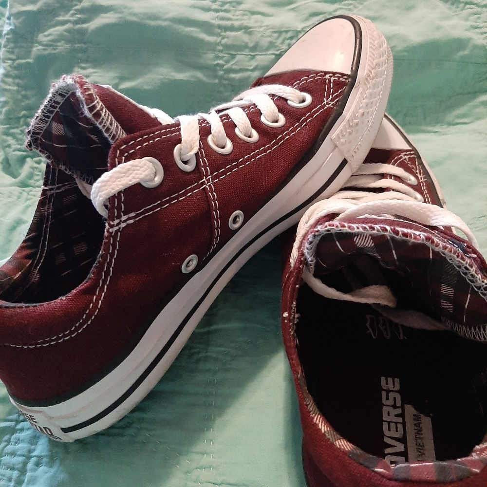Size 7 burgundy Converse with plaid material inside shoe